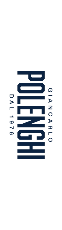Logo verticale Giancarlo Polenghi: scritta blu 'POLENGHI' in verticale con 'Giancarlo' in piccolo a destra, sfondo nero.