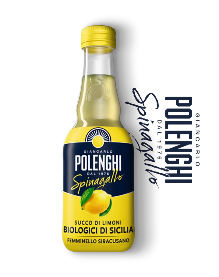 Una bottiglia di vetro di succo di limone biologico siciliano Polenghi Spinagallo con tappo giallo ed etichetta raffigurante limoni e foglie verdi. Accanto alla bottiglia è riportato il testo del marchio in blu e bianco.