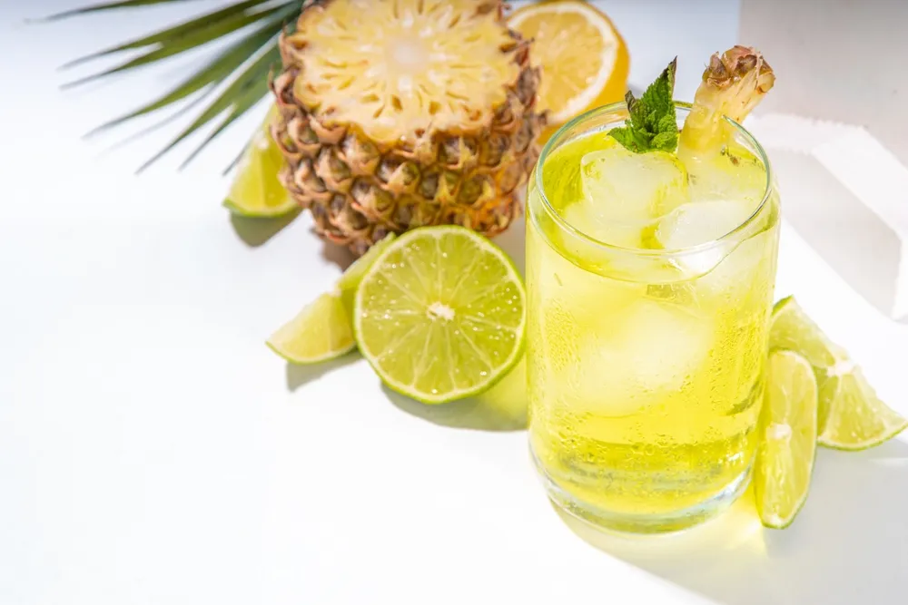 acqua aromatizzata dal gusto tropicale con limone e ananas
