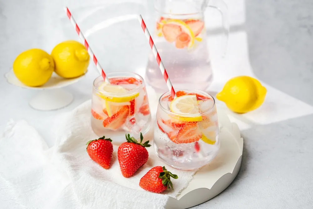 acqua aromatizzata con fragole, frutta e succo di limone