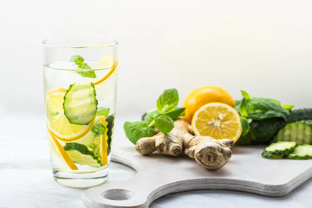 ricetta bevanda detox limone, zenzero e cetriolo per l'estate