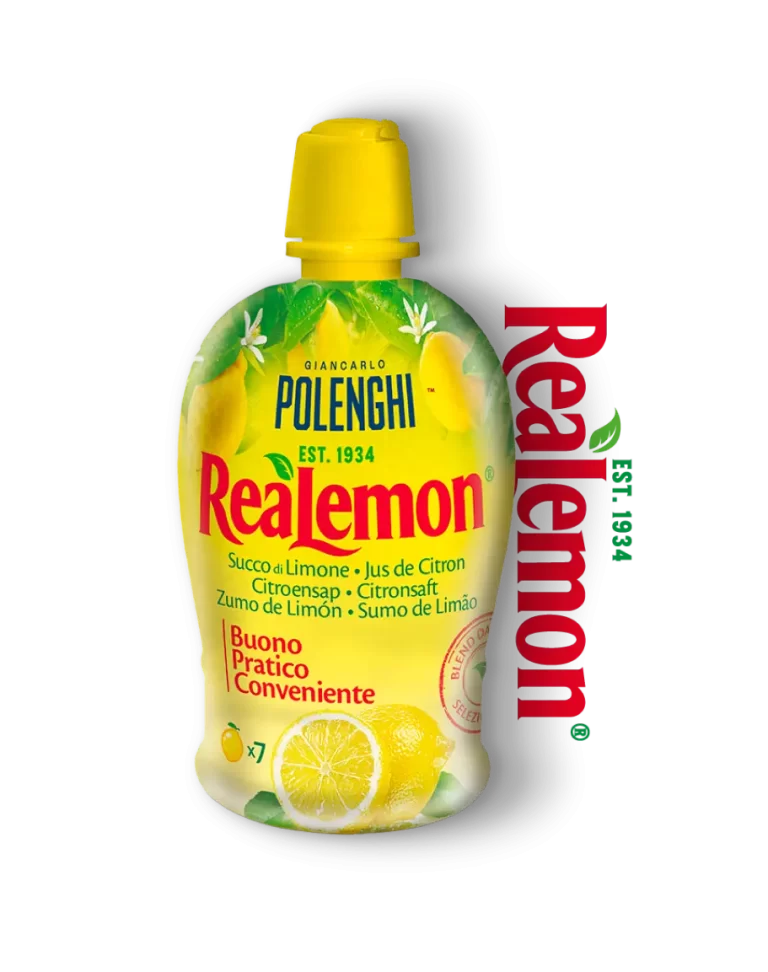 Una bottiglia gialla di succo di limone Realemon con tappo giallo, su cui sono raffigurati limoni e foglie verdi. Il nome del marchio è stampato in rosso e verde sulla bottiglia, con il logo ripetuto verticalmente sul lato destro.