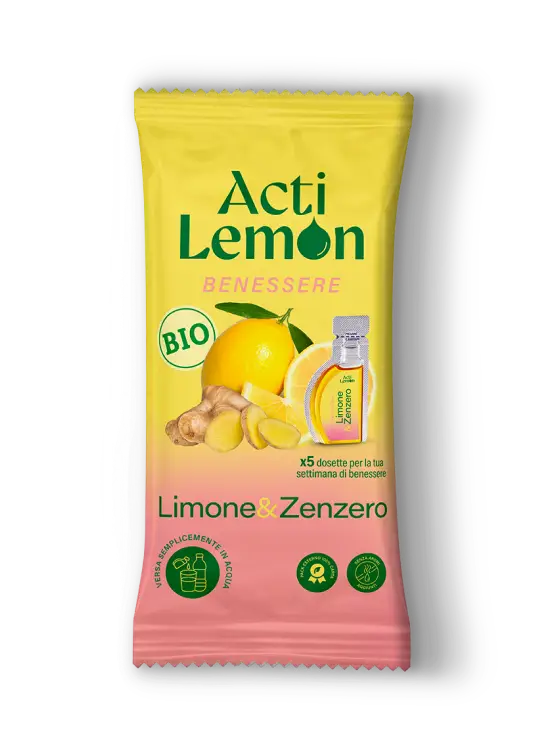 Una bustina Acti Lemon Benessere gialla e rosa con immagini di limone, zenzero e una bottiglietta. Il testo mette in risalto le parole “BIO” e “Limone & Zenzero”. Sulla bustina sono presenti anche icone relative al benessere e all’ecocompatibilità.