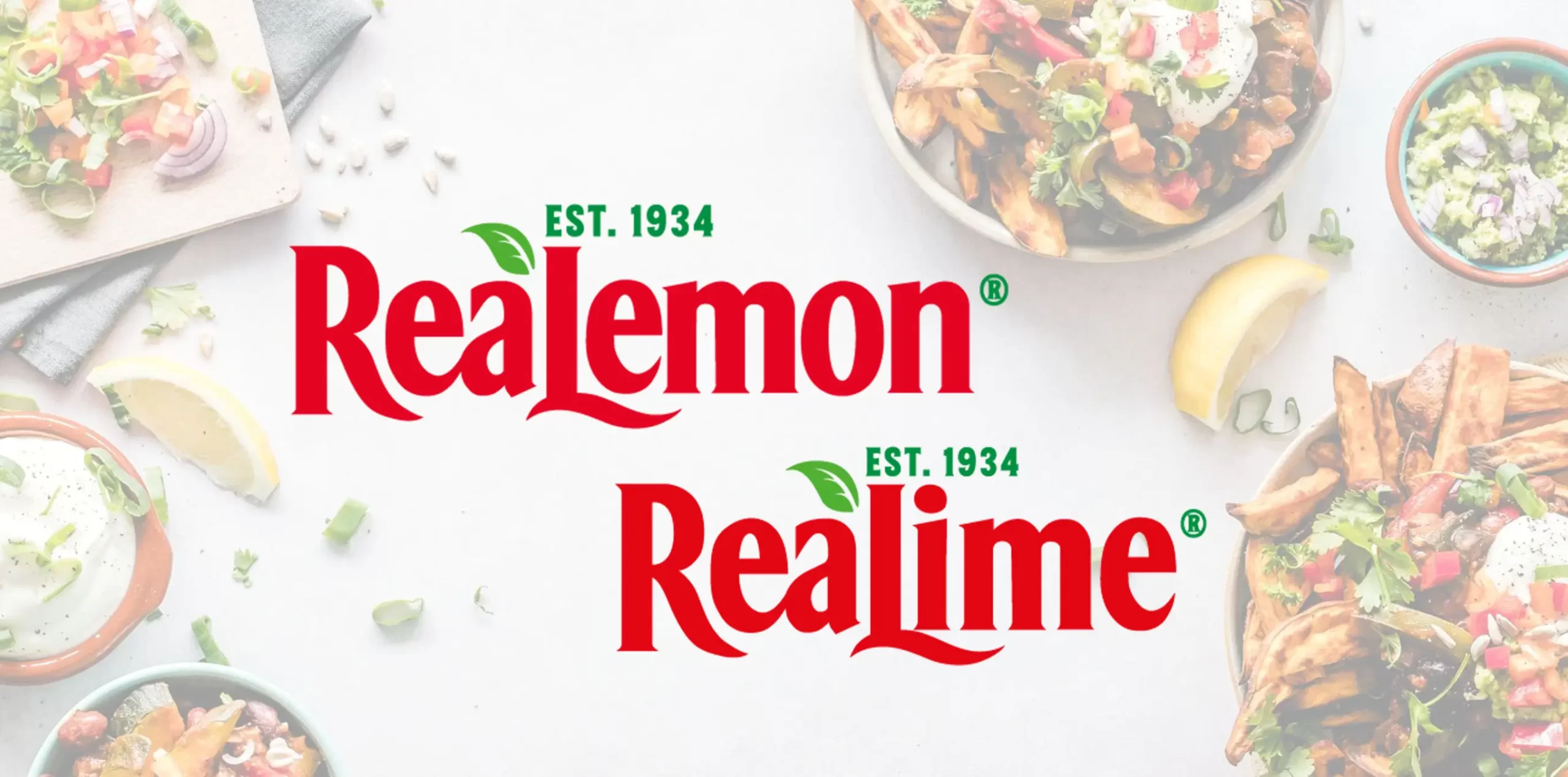 Loghi Realemon e Realime in rosso con foglia verde EST. 1934 su sfondo bianco, circondati da piatti con patate, salse, guacamole e spicchi di limone.