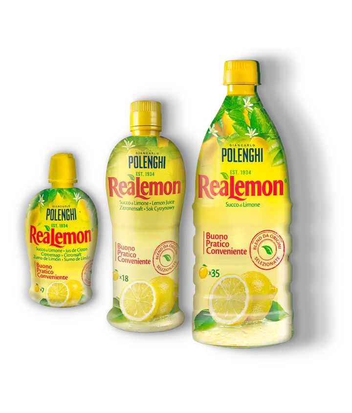 Tre caraffe gialle Realemon Polenghi di succo di limone in tre formati, etichette con limoni affettati e tappi gialli su sfondo nero.