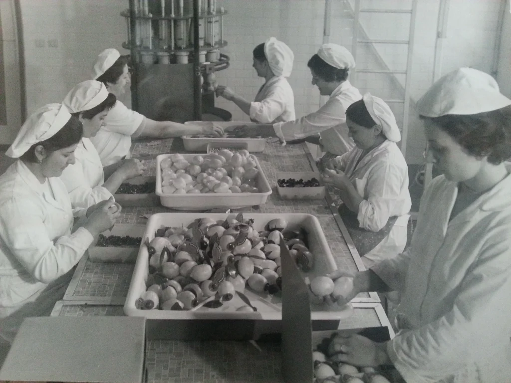 A historical archive photo that reflects the Polenghi family’s tradition and 50 years of experience and expertise in lemon juice production.