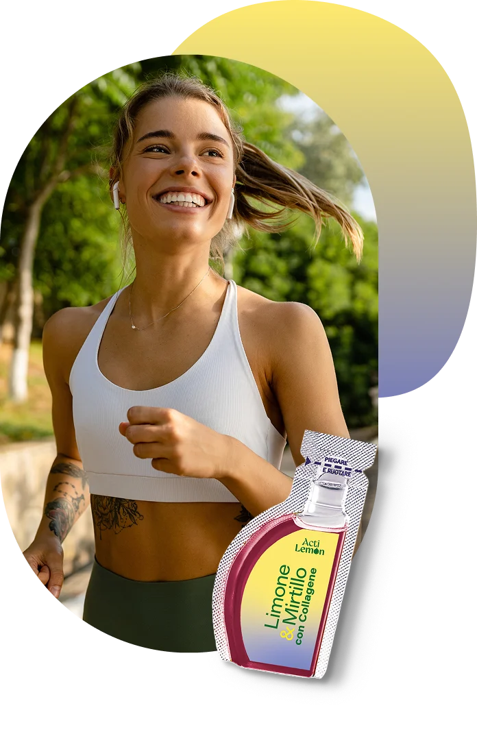 Una donna sorridente in abbigliamento sportivo fa jogging all'aperto con gli auricolari nelle orecchie. Nell'angolo in basso a destra è sovrapposta una confezione con la scritta “Limone & Mirtillo con Collagene”. Si vedono alberi verdi e uno sfondo sfocato.