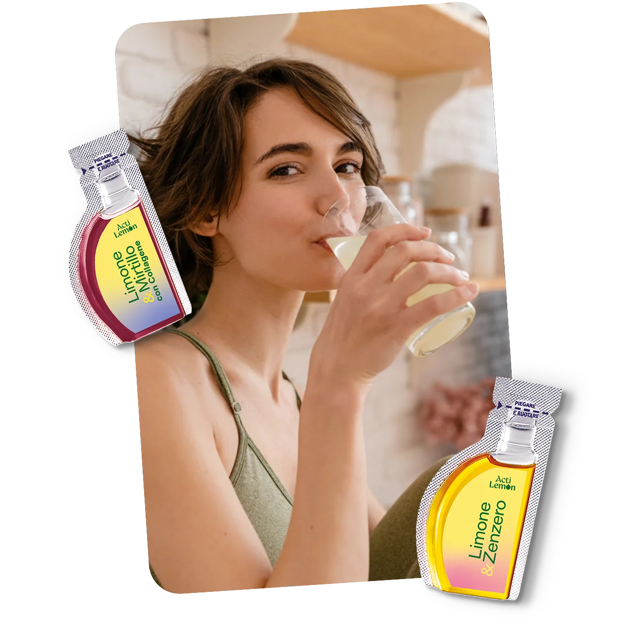 Una donna con i capelli castani corti beve un bicchiere di acqua e limone. Ai lati dell'immagine sono visibili due bustine di preparato per una bevanda al limone e zenzero.