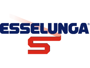 Il logo di Esselunga presenta la scritta “ESSELUNGA” in caratteri blu in grassetto sopra una grande “S” rossa stilizzata su uno sfondo grigio chiaro.